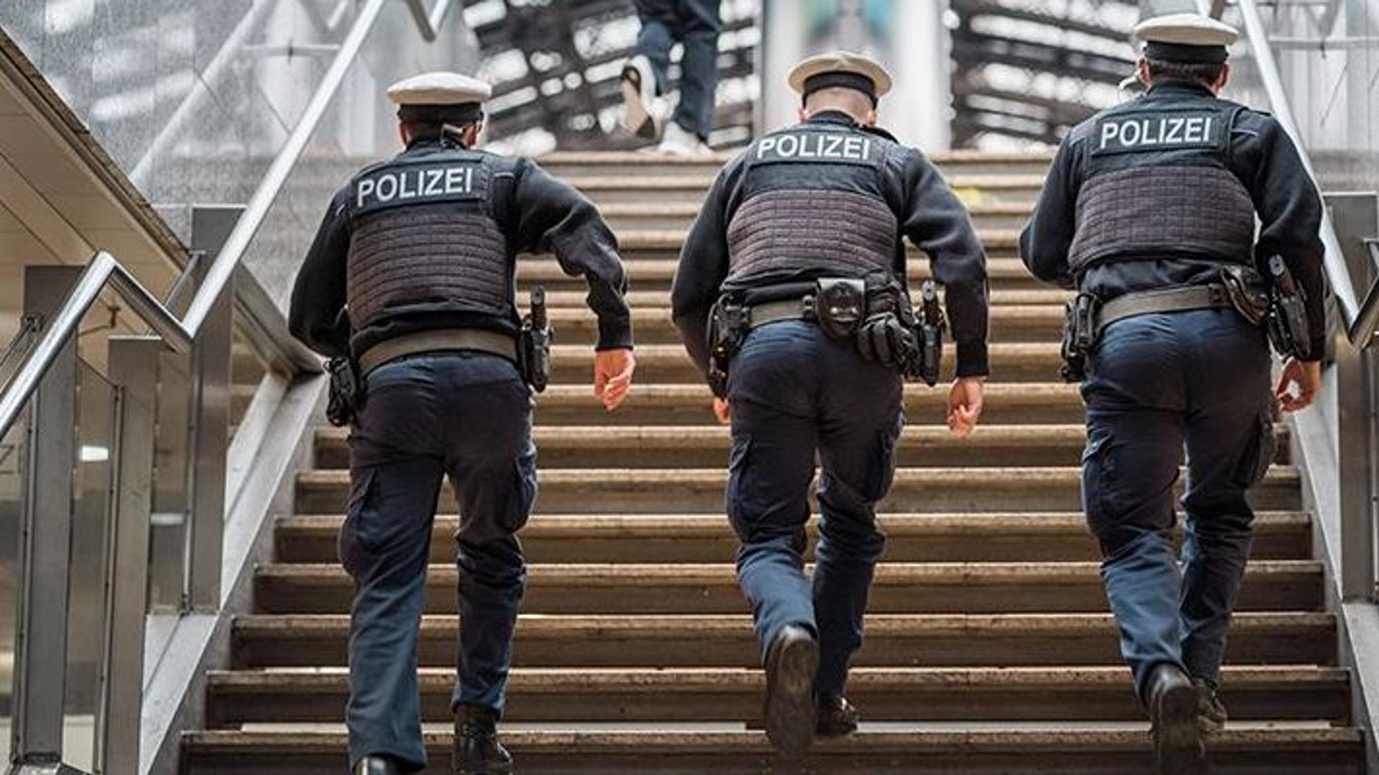 Bundespolizisten am Kölner Hauptbahnhof