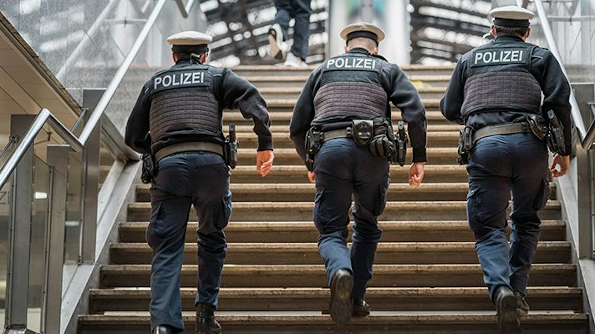 Bundespolizisten am Kölner Hauptbahnhof