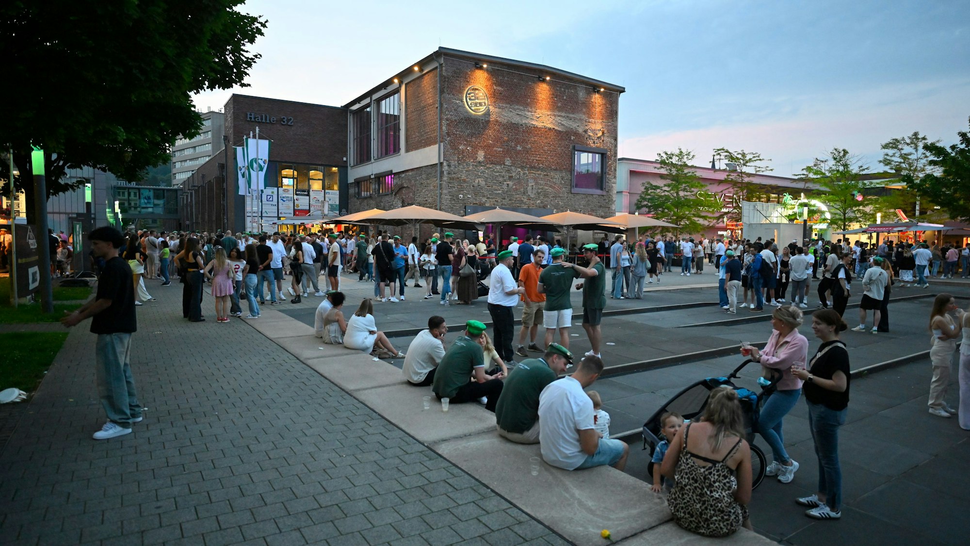 Menschen beim Schützenfest auf dem Steinmüllergelände in Gummersbach.
