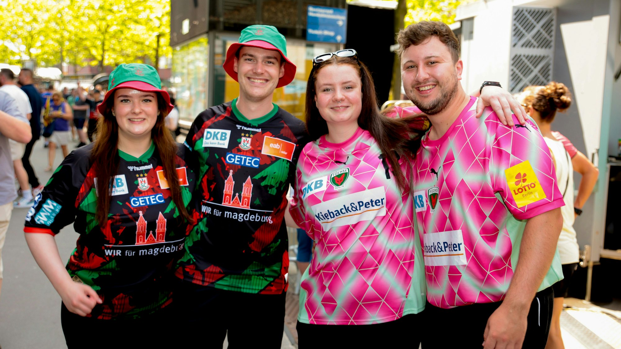 Julia und Julian, Joana und Carl, allle aus Dortmund, unterstützen unterschiedliche Vereine.