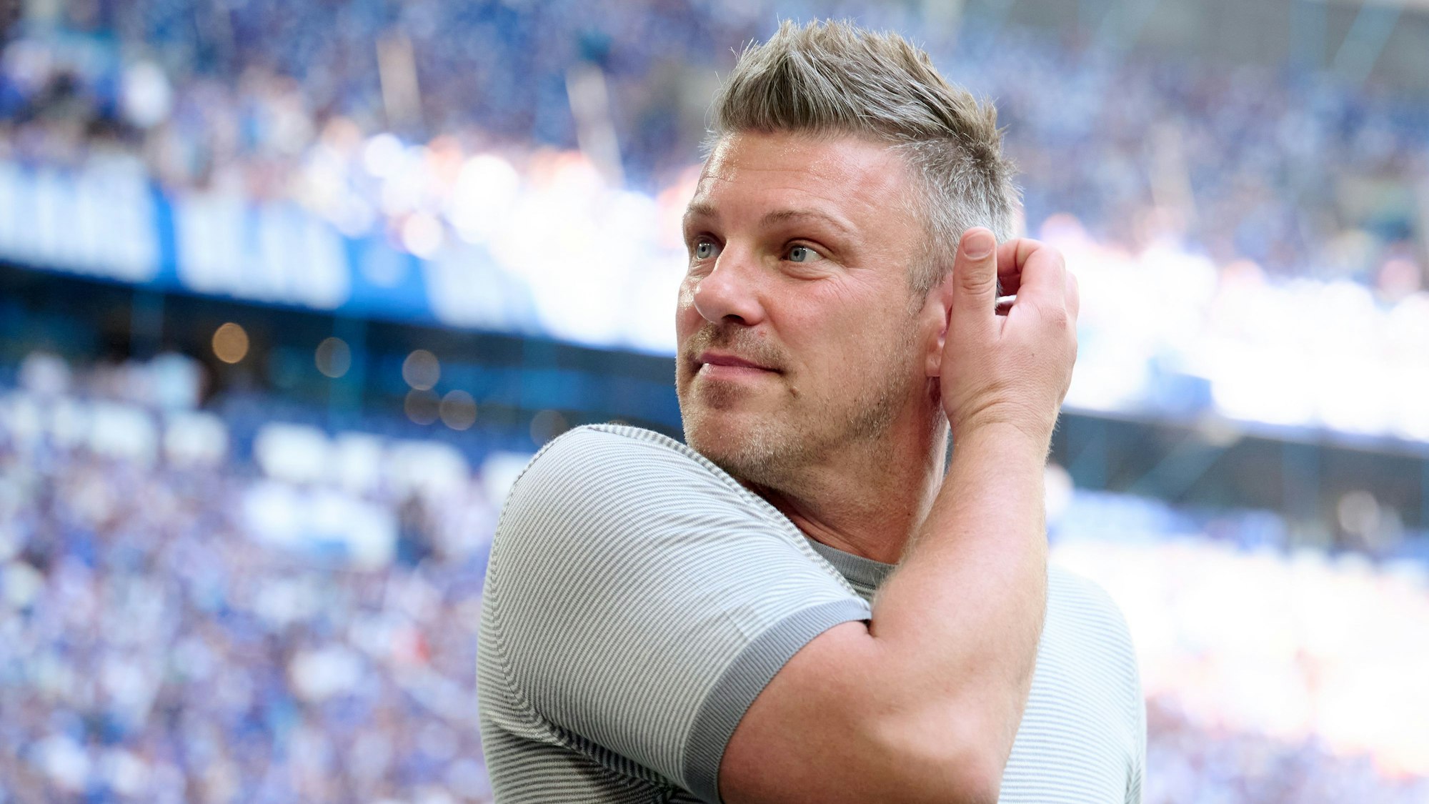 ARCHIV - 02.05.2025, Nordrhein-Westfalen, Gelsenkirchen: Fußball: 2. Bundesliga, FC Schalke 04 - SC Paderborn 07, 32. Spieltag, Veltins Arena. Trainer Lukas Kwasniok vor dem Spiel. (zu dpa: «1. FC Köln holt Lukas Kwasniok als Trainer») Foto: Bernd Thissen/dpa +++ dpa-Bildfunk +++