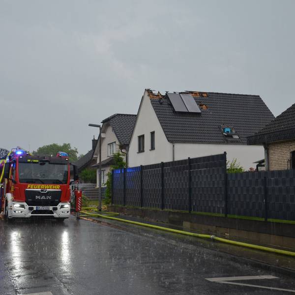 In Erftstadt Gymnich war in ein Haus an der Schulstraße ein Blitz eingeschlagen, wodurch der Dachstuhl in Brand geriet.