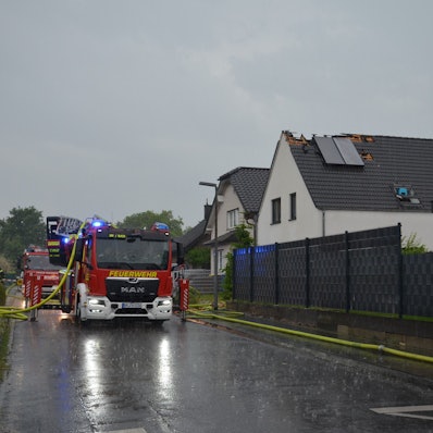 In Erftstadt Gymnich war in ein Haus an der Schulstraße ein Blitz eingeschlagen, wodurch der Dachstuhl in Brand geriet.