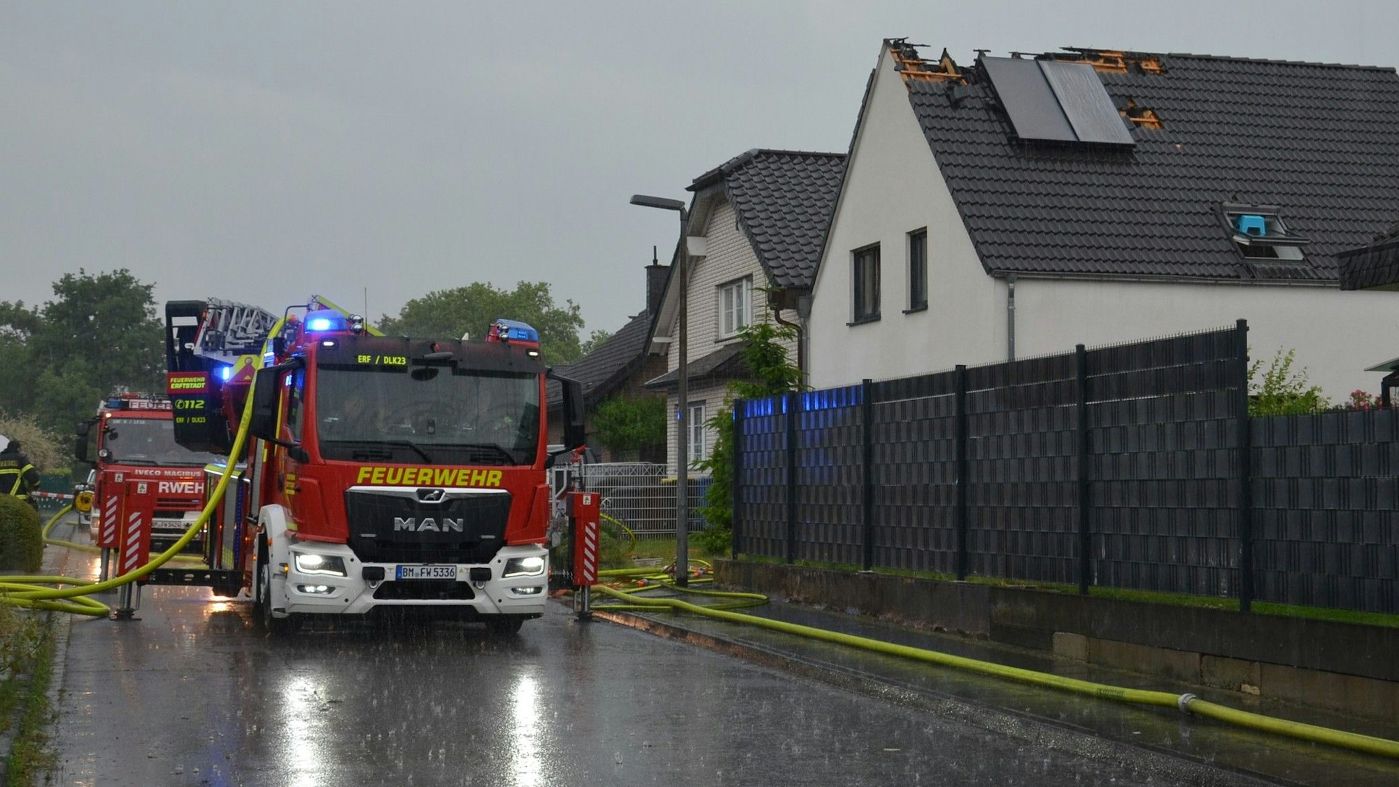 In Erftstadt Gymnich war in ein Haus an der Schulstraße ein Blitz eingeschlagen, wodurch der Dachstuhl in Brand geriet.
