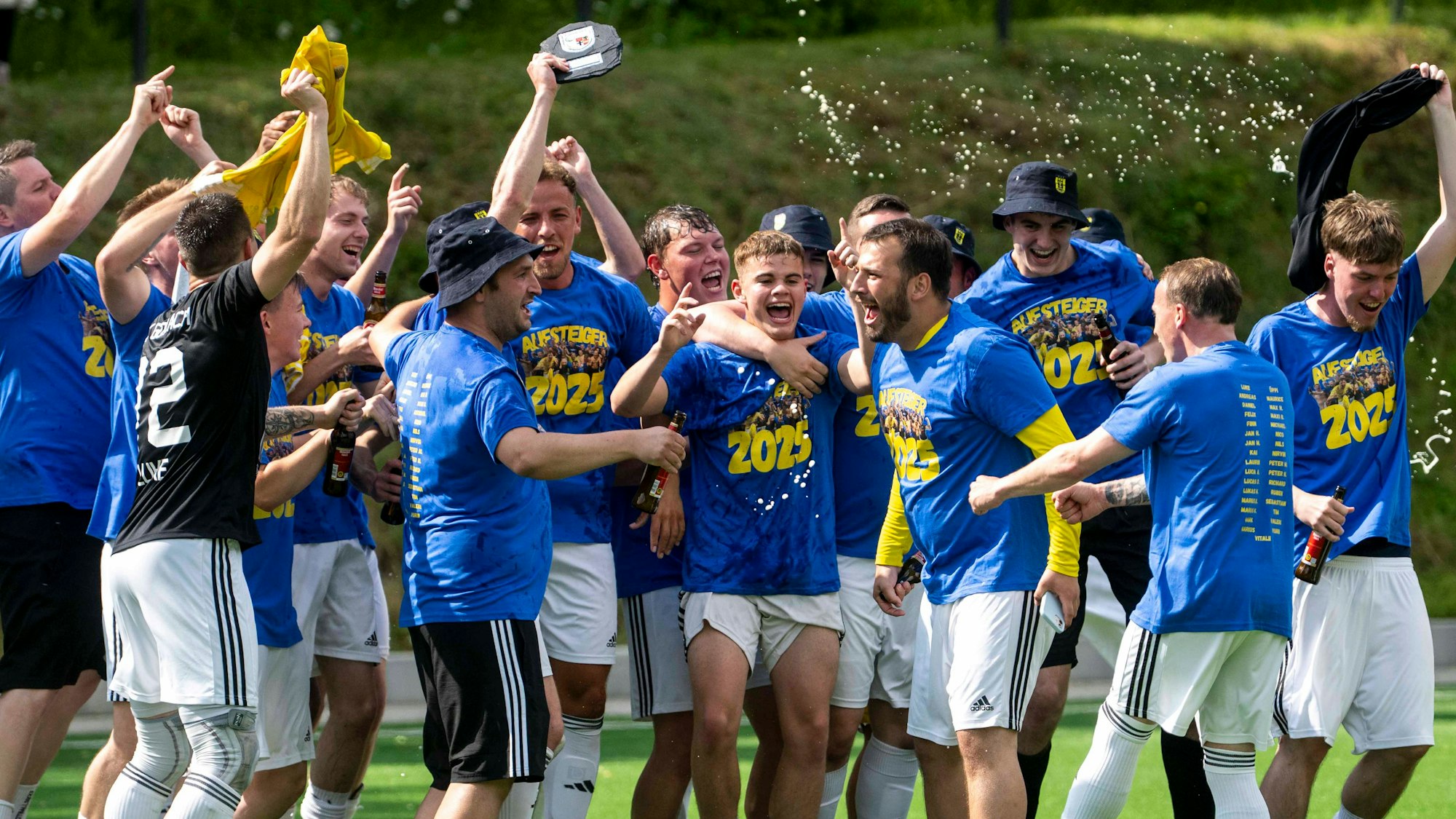 Die Spieler des SSV Golbach feiern den Aufstieg in die Kreisliga A und tragen Aufstiegstrikots.
