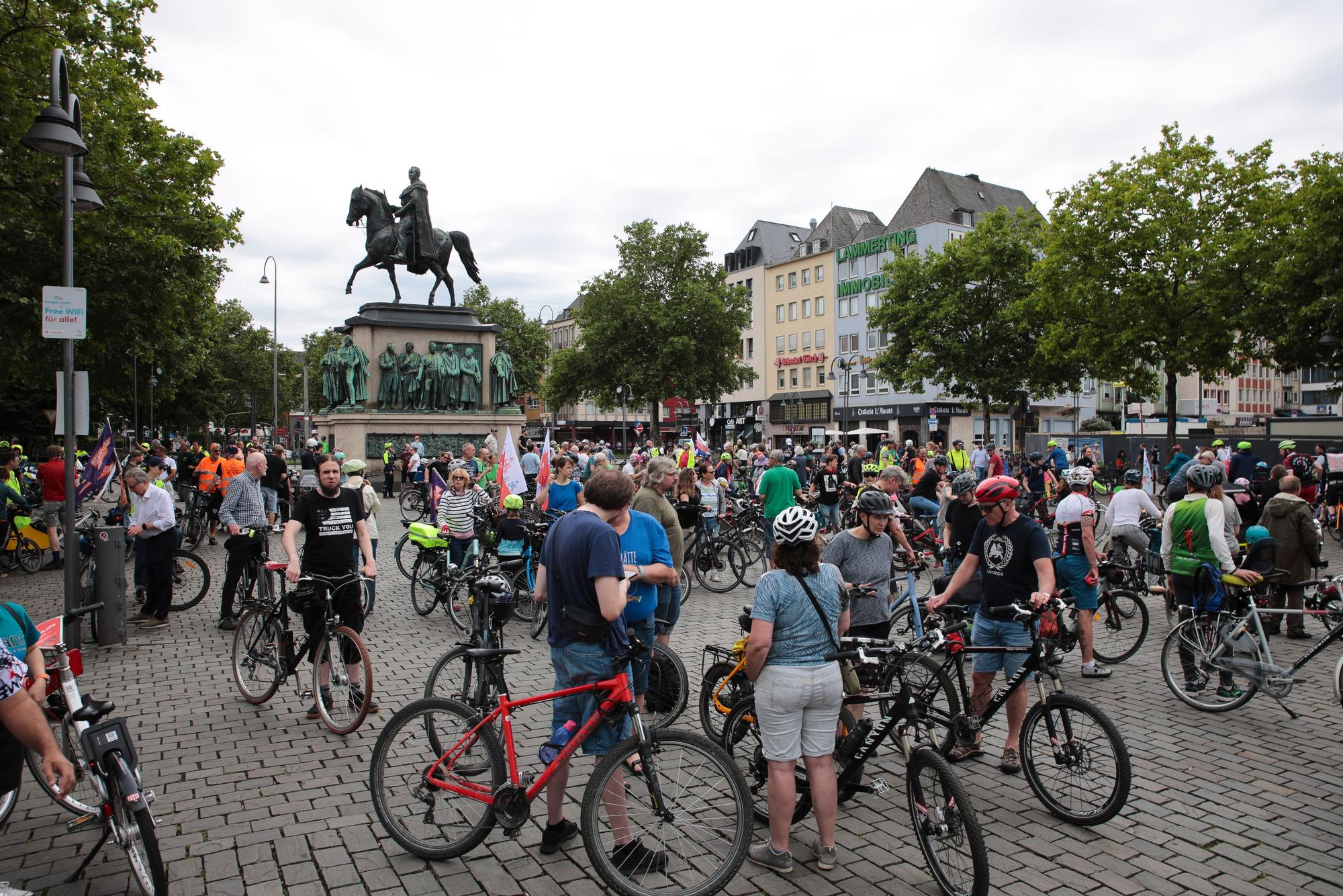 Die Teilnehmer der Sternfahrt trafen sich auf dem Kölner Heumarkt.