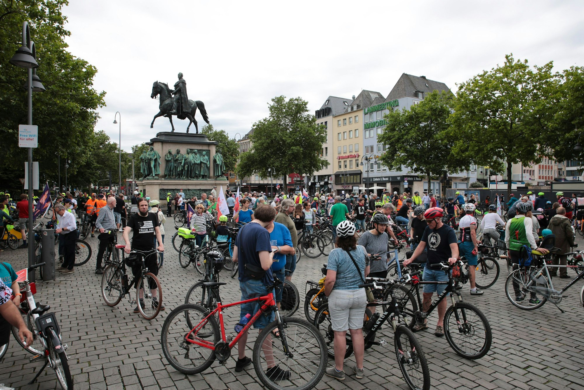 Die Teilnehmer der Sternfahrt trafen sich auf dem Kölner Heumarkt.