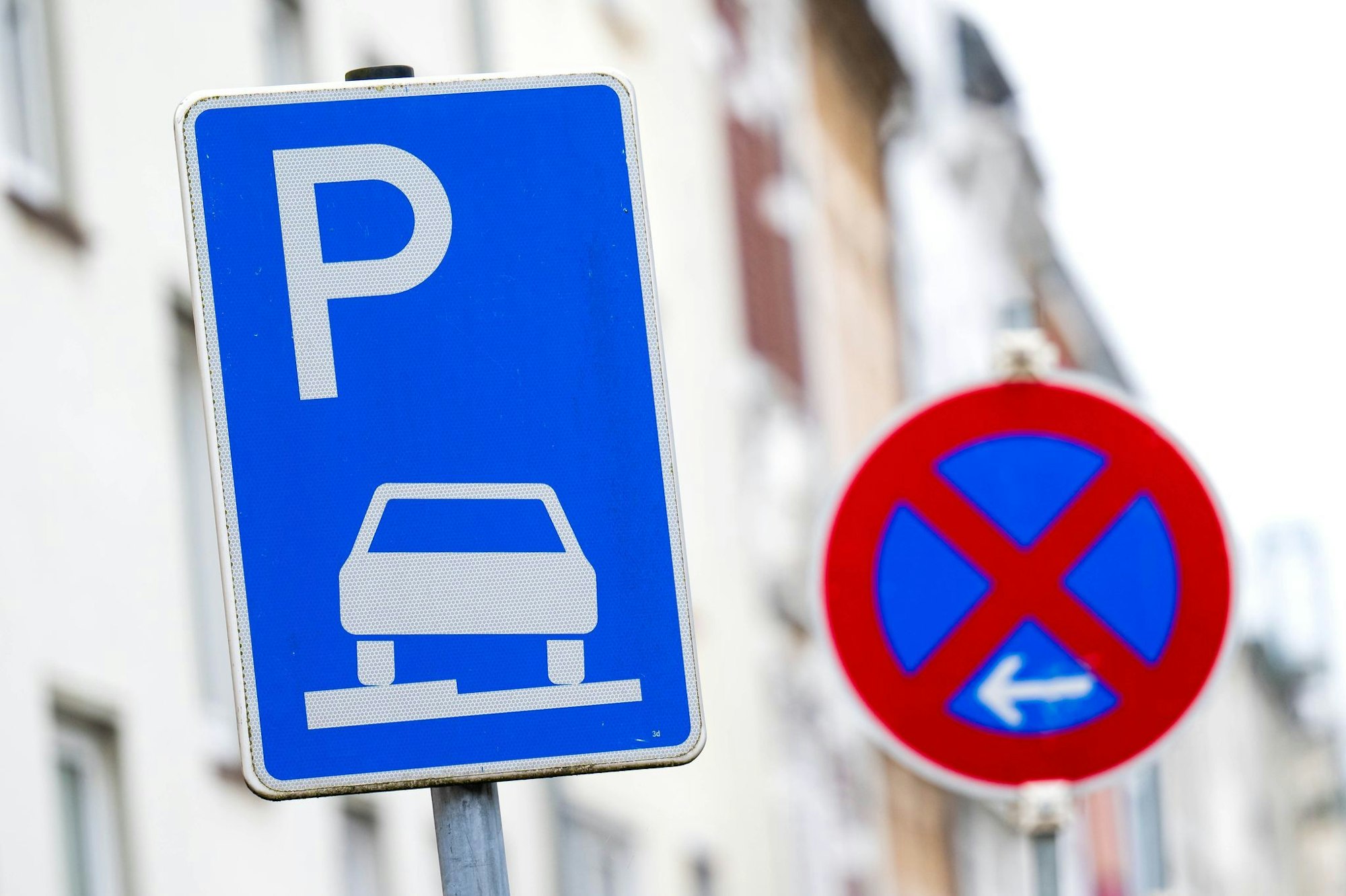 In engen Straßen kann das Parken am Fahrbahnrand die Verkehrssicherheit gefährden - in Köln musste die Stadt nun reagieren. (Symbolbild)
