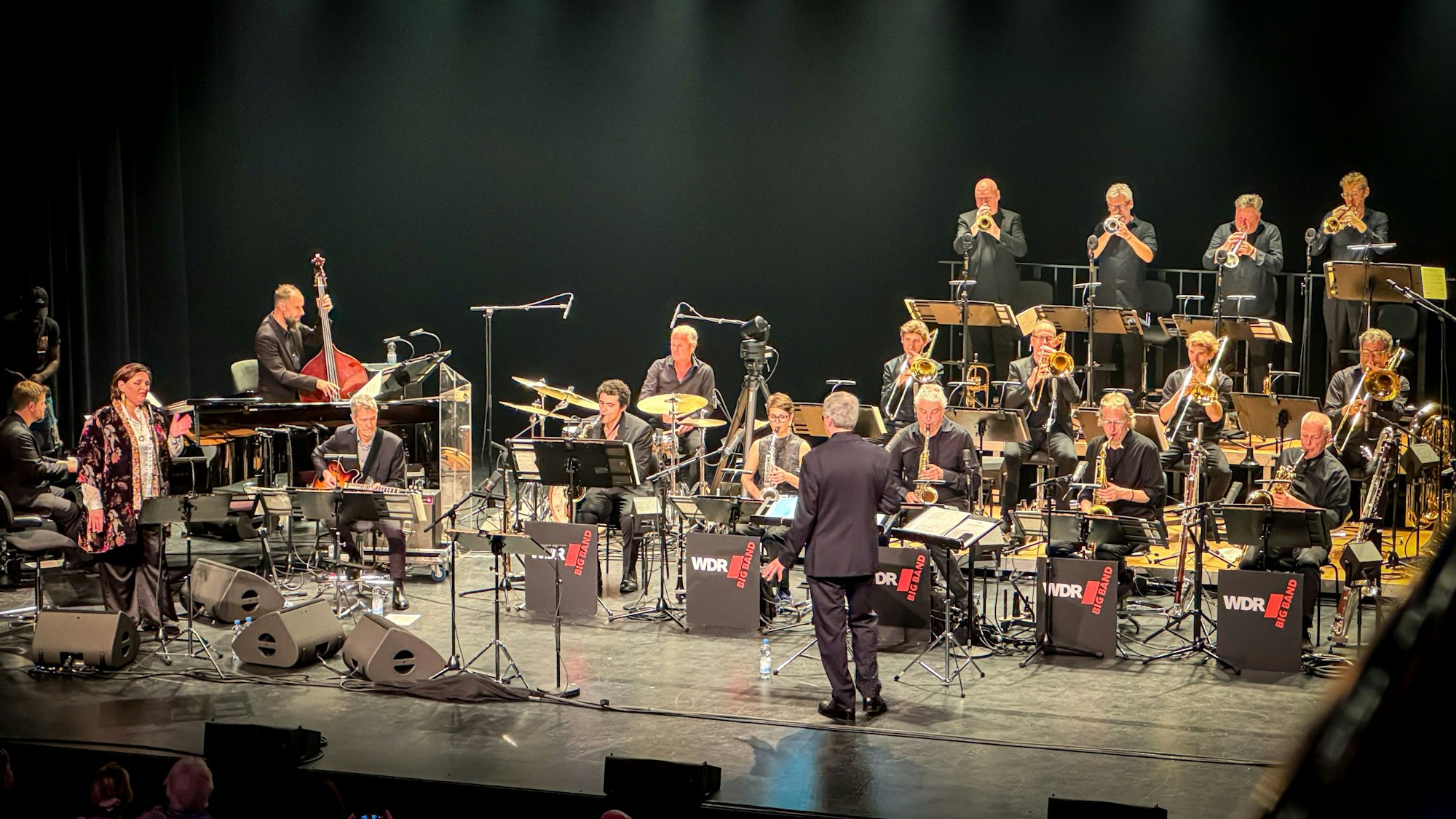 Vom ersten Ton an entsteht ein fein austariertes Wechselspiel zwischen Sängerin und Band.
