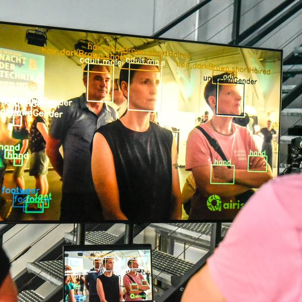 Im AI-Village in Kalscheuren probierten Gäste ein KI-basiertes Programm zur Gesichtserkennung aus.