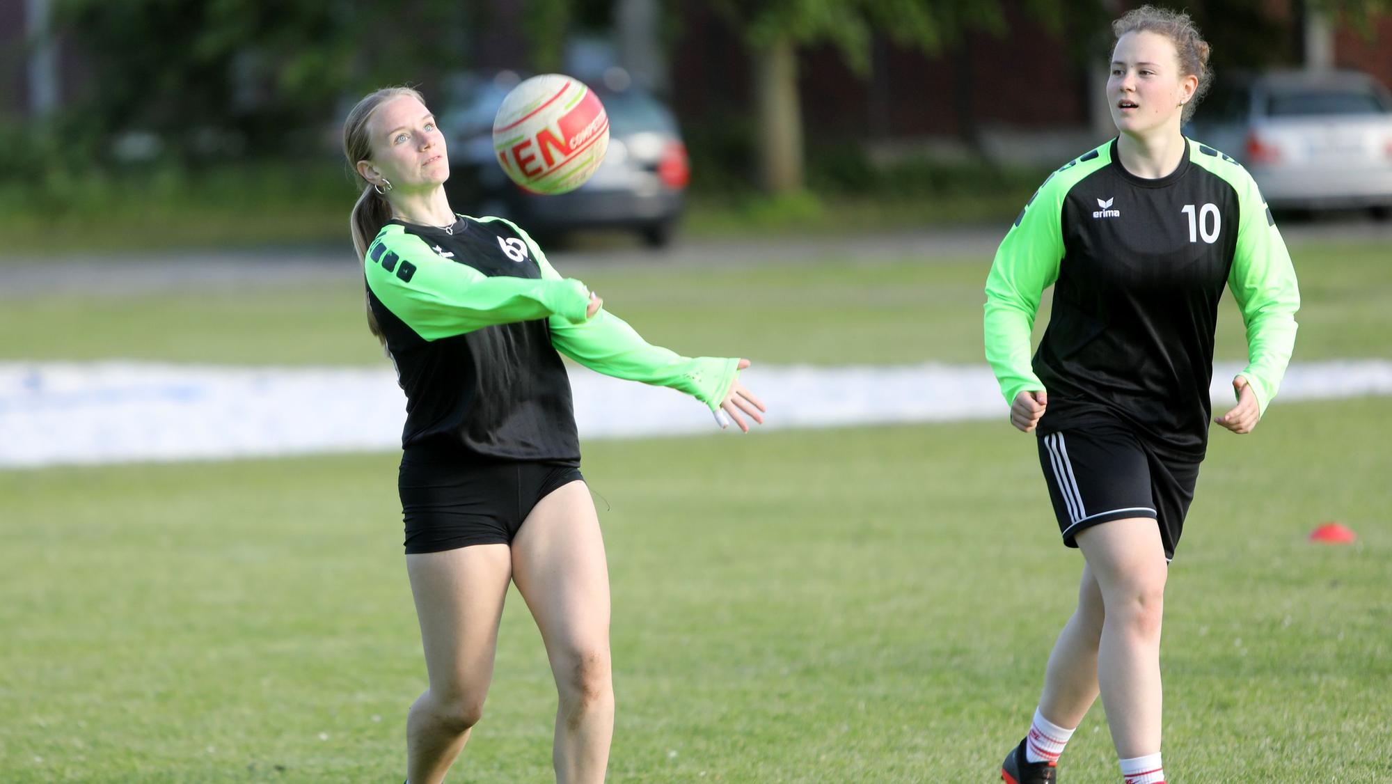 Beim Braschosser TV - hier ein Archivfoto von Anna Rosenberg (links) - kann der Ball wieder auf dem heimischen Platz fliegen.