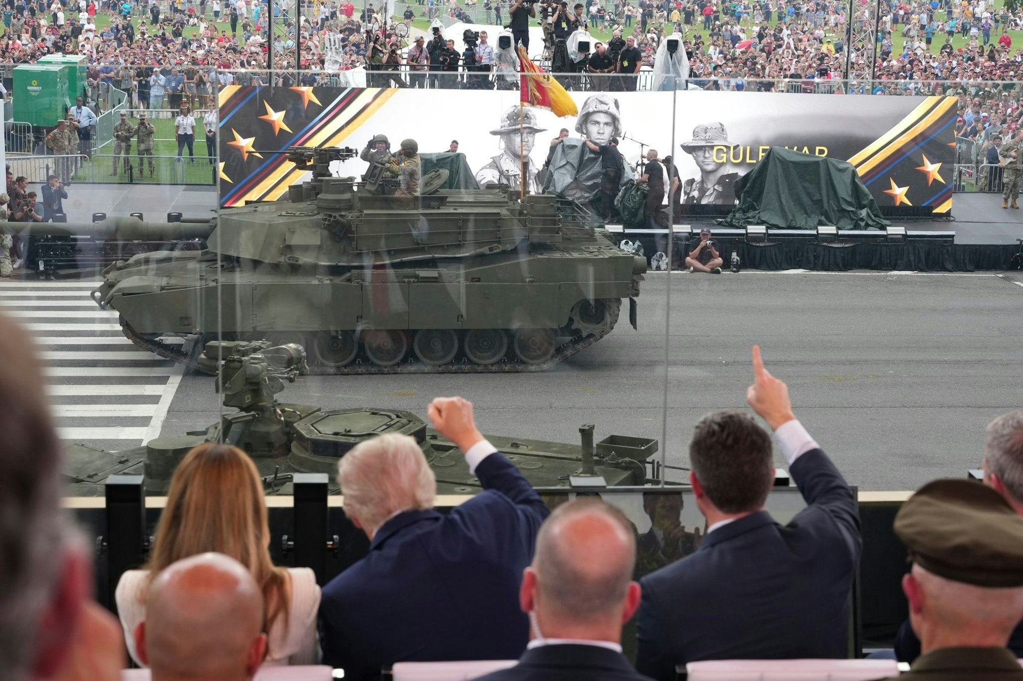 Militärfahrzeuge rollen bei der Parade am Präsidenten vorbei.