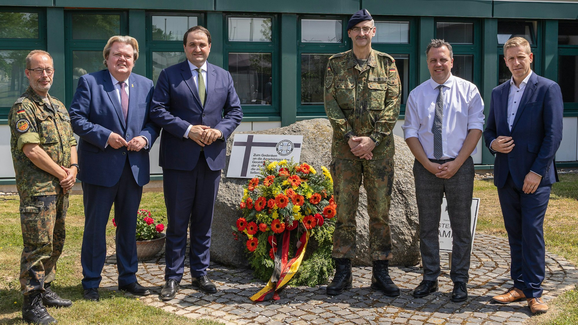 Der Brigadegeneral mit seinen Gästen am Gedenkstein für den in Afghanistan gefallenen Stefan Kamins.