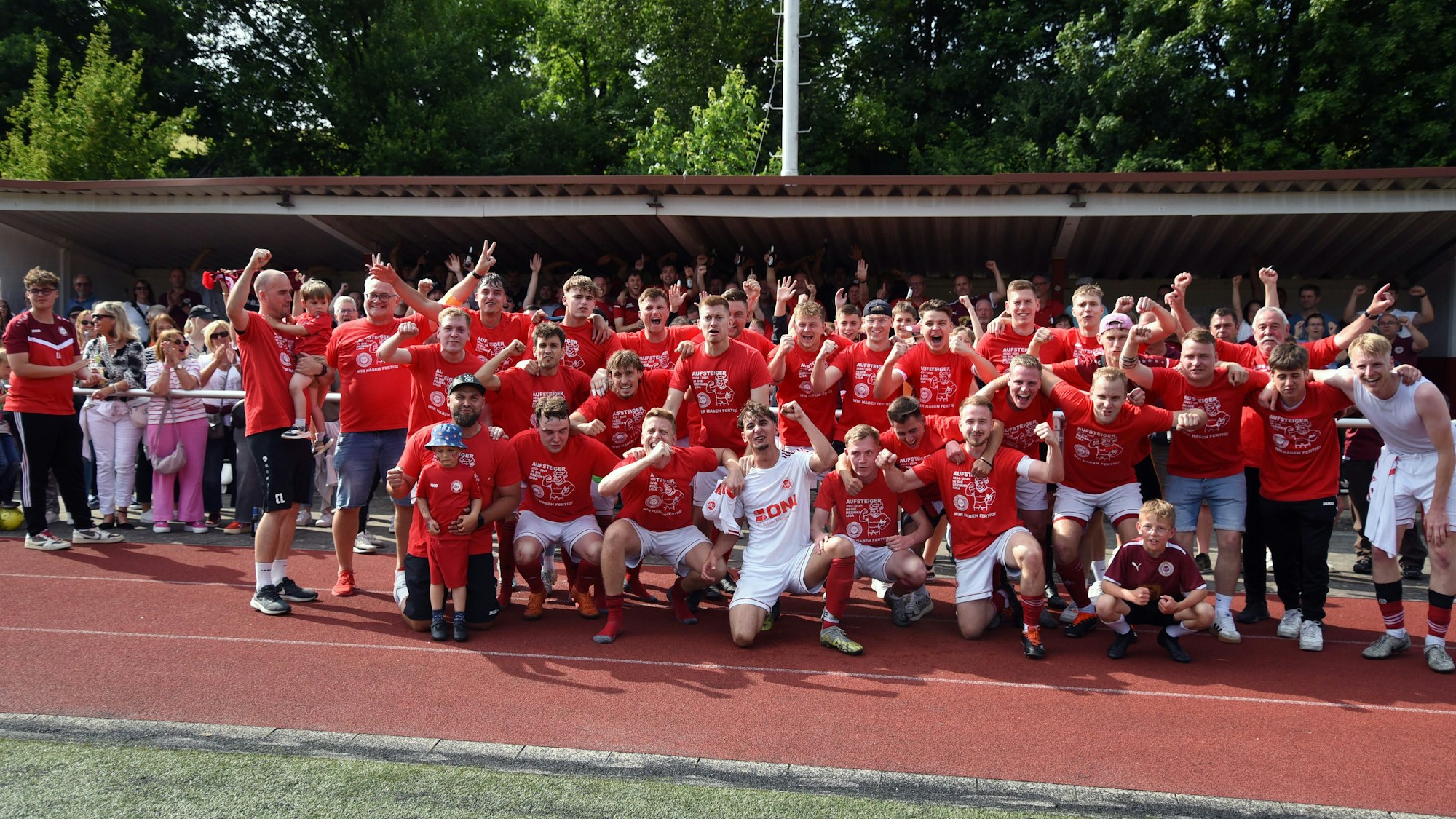 Gruppenfoto einer jubelnden Fußballmannschaft.