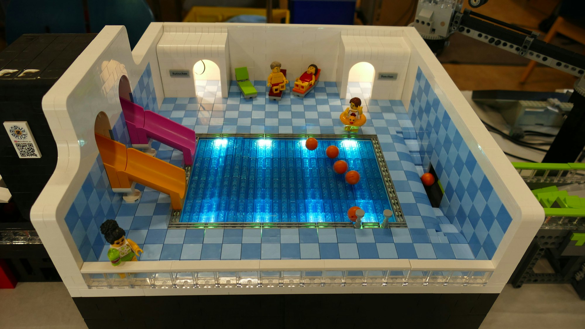 Mit einer Wellenbewegung befördert dieses Element der Great Ball Contraption die Kugeln weiter.