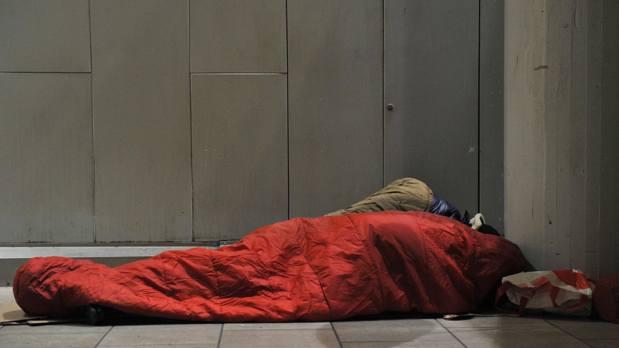 Ein Obdachloser schläft in einer U-Bahn-Station in Hannover (Foto vom 11.02.2012). Der Winter macht besonders Obdach- und Wohnungslosen in Deutschland zu schaffen. In Hannover dürfen Obdachlose bei den eisigen Temperaturen in einer U-Bahn Station nächtigen. Foto: Barbora Prekopova dpa/lni +++(c) dpa - Bildfunk+++