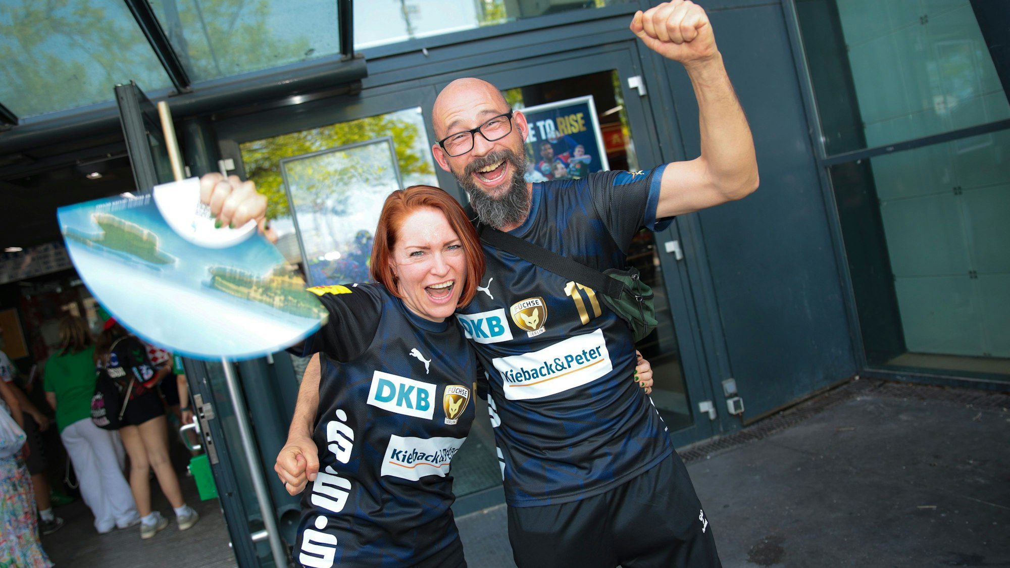 14.04.2025, Köln: Nici und Stefan aus Berlin unterstützen die Füchse Berlin.Handball EHF Campions League Final Four . Fans vor der Lanxess Arena.Foto:Dirk Borm