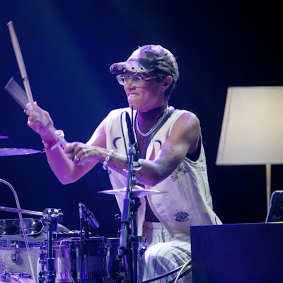 Philo Tsoungui, Preisträgerin in der Kategrie „Schlagzeug / Perkussion“ bei der Verleihung des Deutschen Jazzpreises.