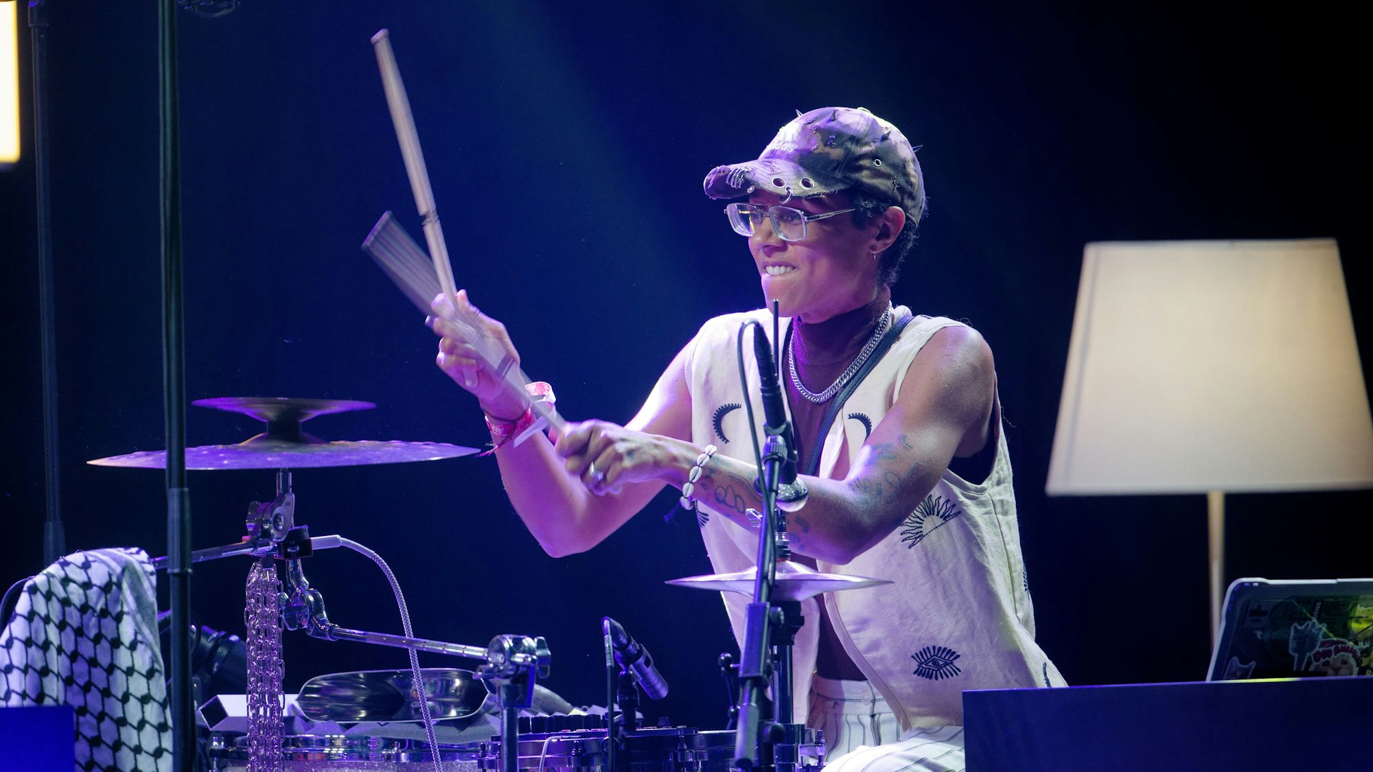 Philo Tsoungui, Preisträgerin in der Kategrie „Schlagzeug / Perkussion“ bei der Verleihung des Deutschen Jazzpreises.