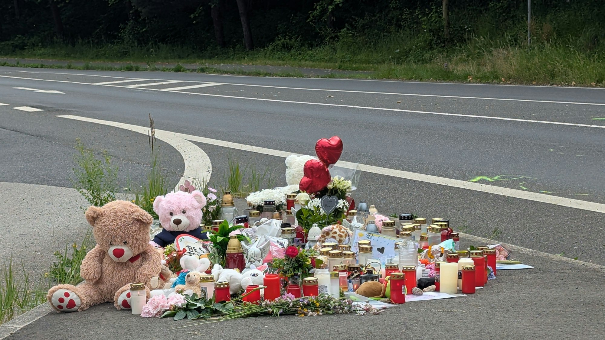 An der Unfallstelle erinnern Blumen, Kerzen, Teddybären, Fotos und Briefe der Mitschüler an das Schicksal des tödlich verunglückten zehnjährigen Mädchens.