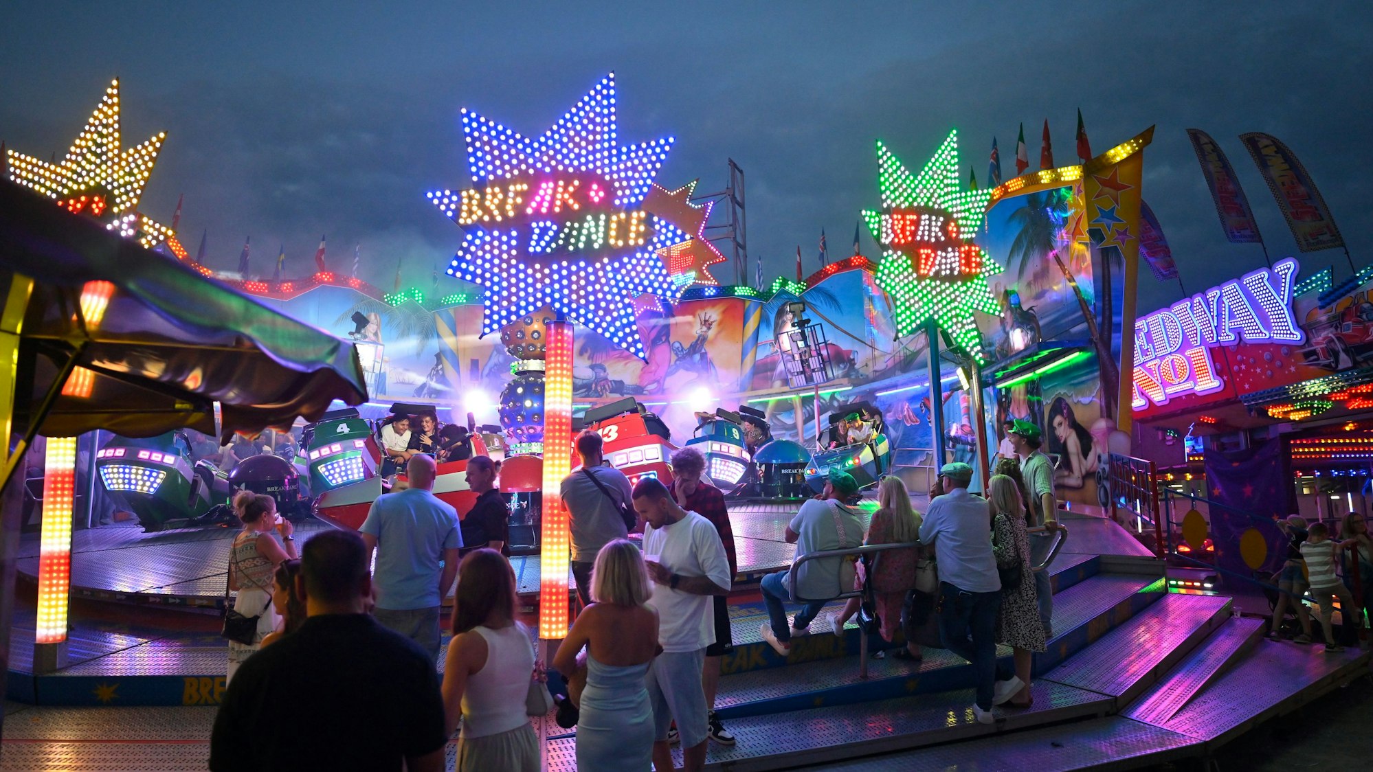 Auf dem Festplatz des Steinmüllergeländes ist eine Kirmes aufgebaut.