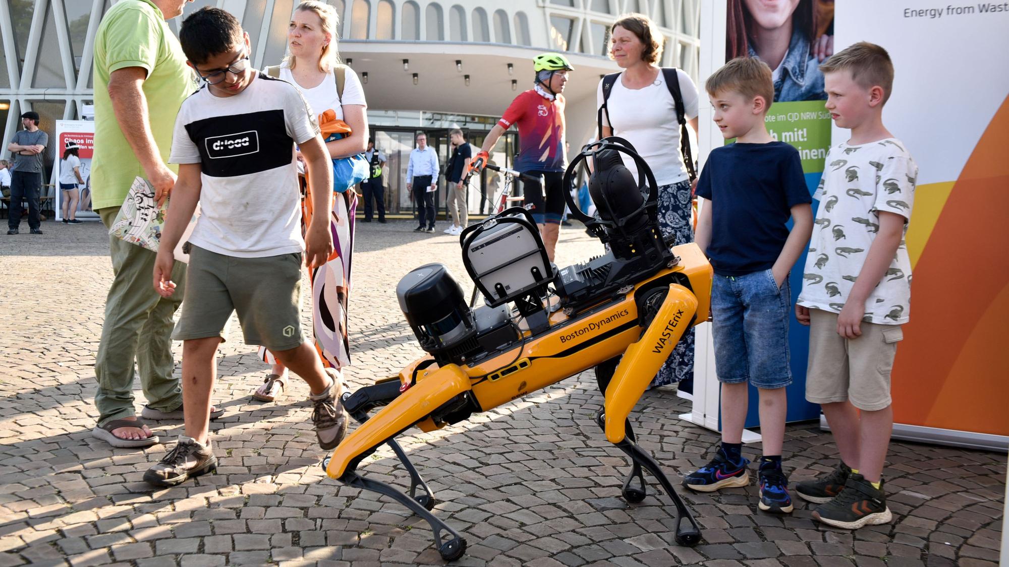 Ein Roboterhund der zog vor dem Feierabendhaus die Aufmerksamkeit der Gäste auf sich, in der EEG-Müllverbrennungsanlage Knapsack-West könnte er demnächst Kontrollgänge machen.