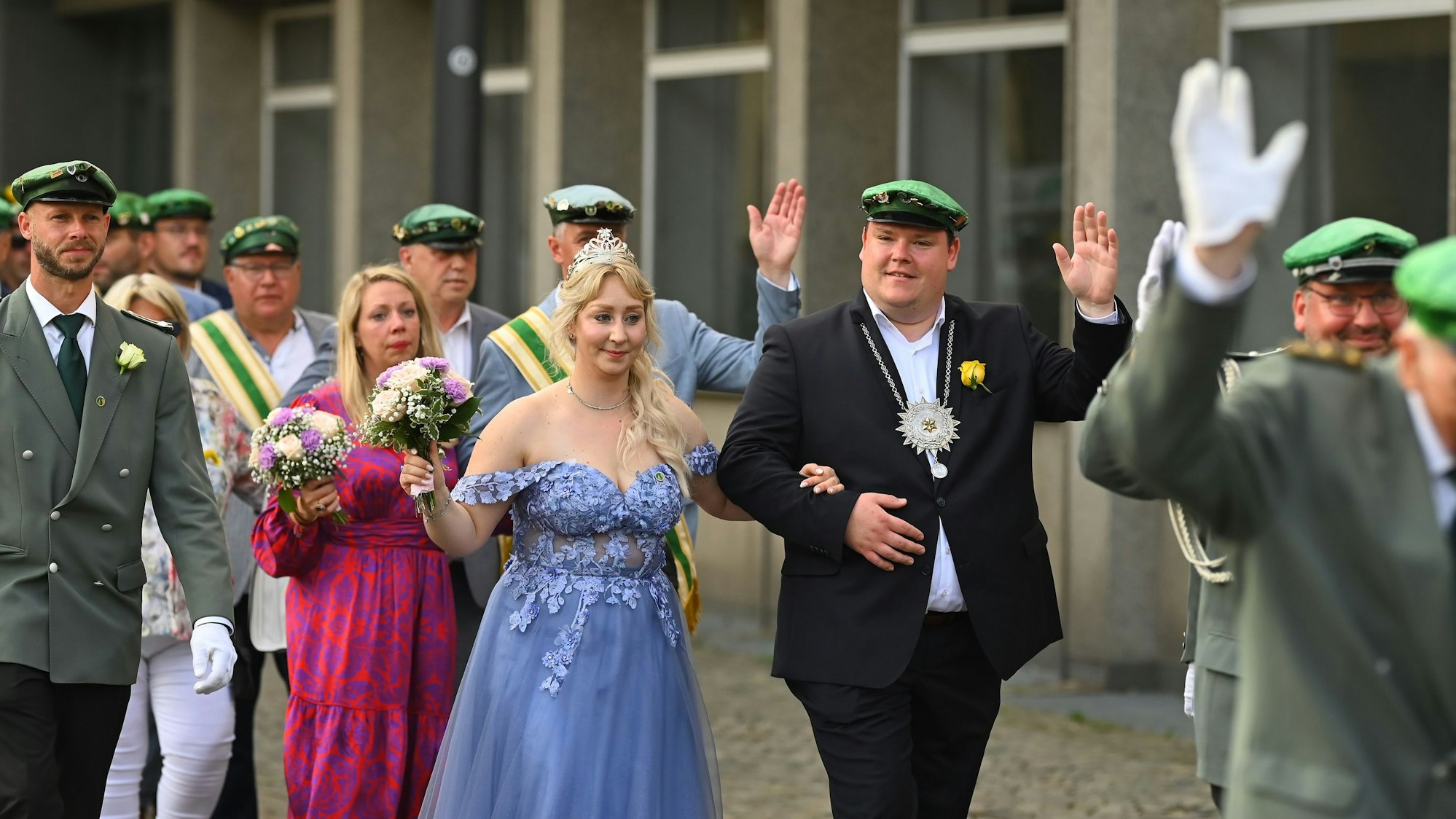 Das Königspaar Christoph und Yvonne Bauer marschiert winkend durch Gummersbach.