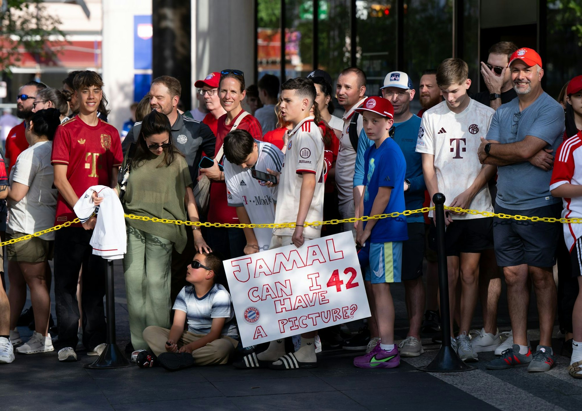 Fans warten am Teamhotel auf die Ankunft der Bayern-Stars.