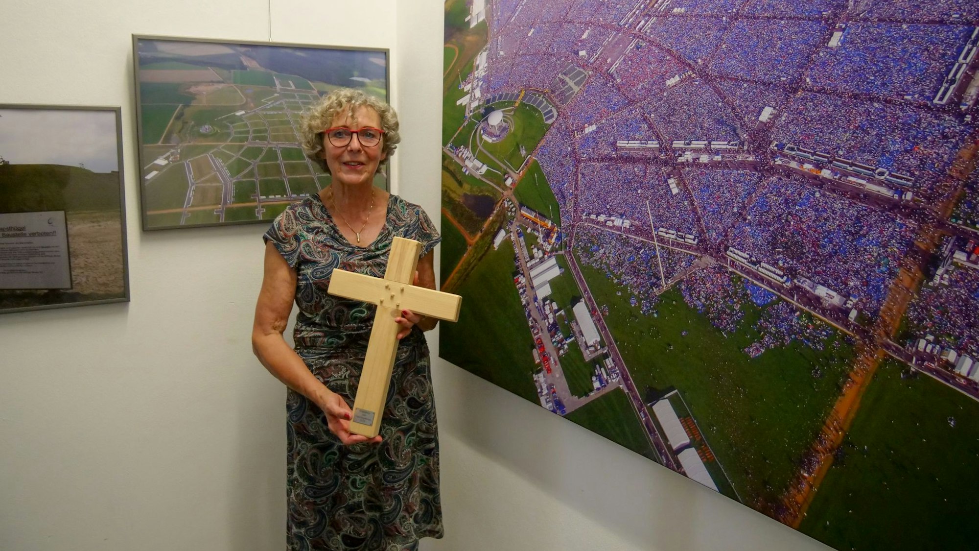 Das Foto zeigt Marlies Sieburg, ehemalige Bürgermeisterin der Stadt Kerpen, mit einem Holzkreuz.