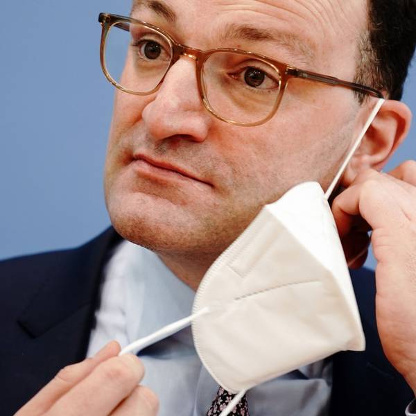 Jens Spahn (CDU), Bundesminister für Gesundheit, nimmt zu Beginn der Pressekonferenz zur Corona-Lage vor Ostern die FFP2-Maske ab. (Archivbild)
