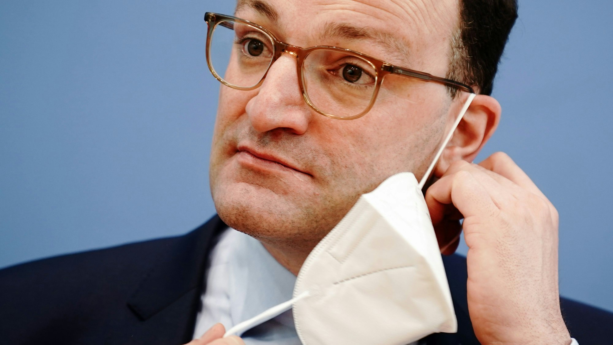 Jens Spahn (CDU), Bundesminister für Gesundheit, nimmt zu Beginn der Pressekonferenz zur Corona-Lage vor Ostern die FFP2-Maske ab. (Archivbild)