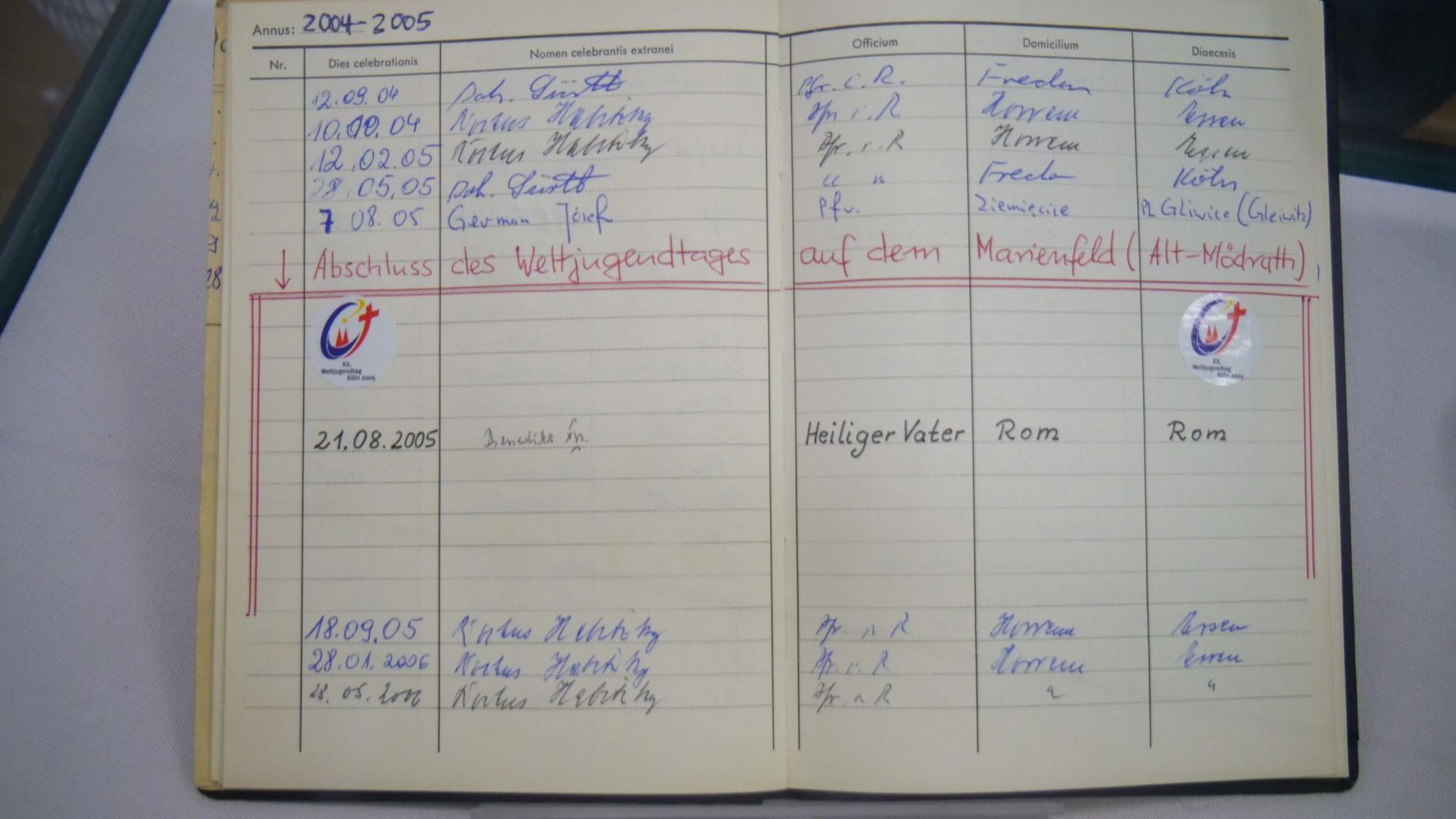 Das Foto zeigt das Zelebrationsbuch von St. Quirinus.