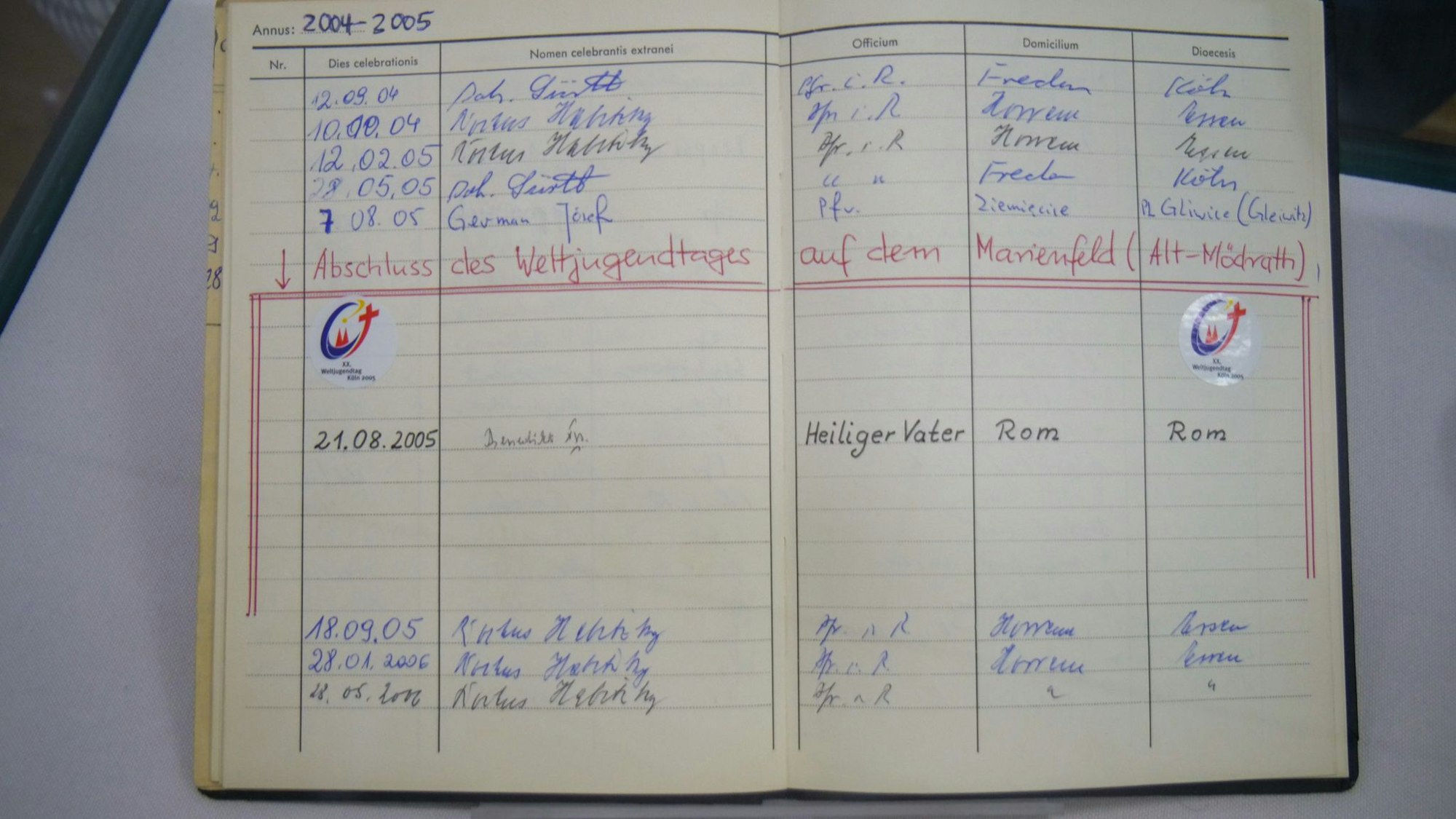 Das Foto zeigt das Zelebrationsbuch von St. Quirinus.