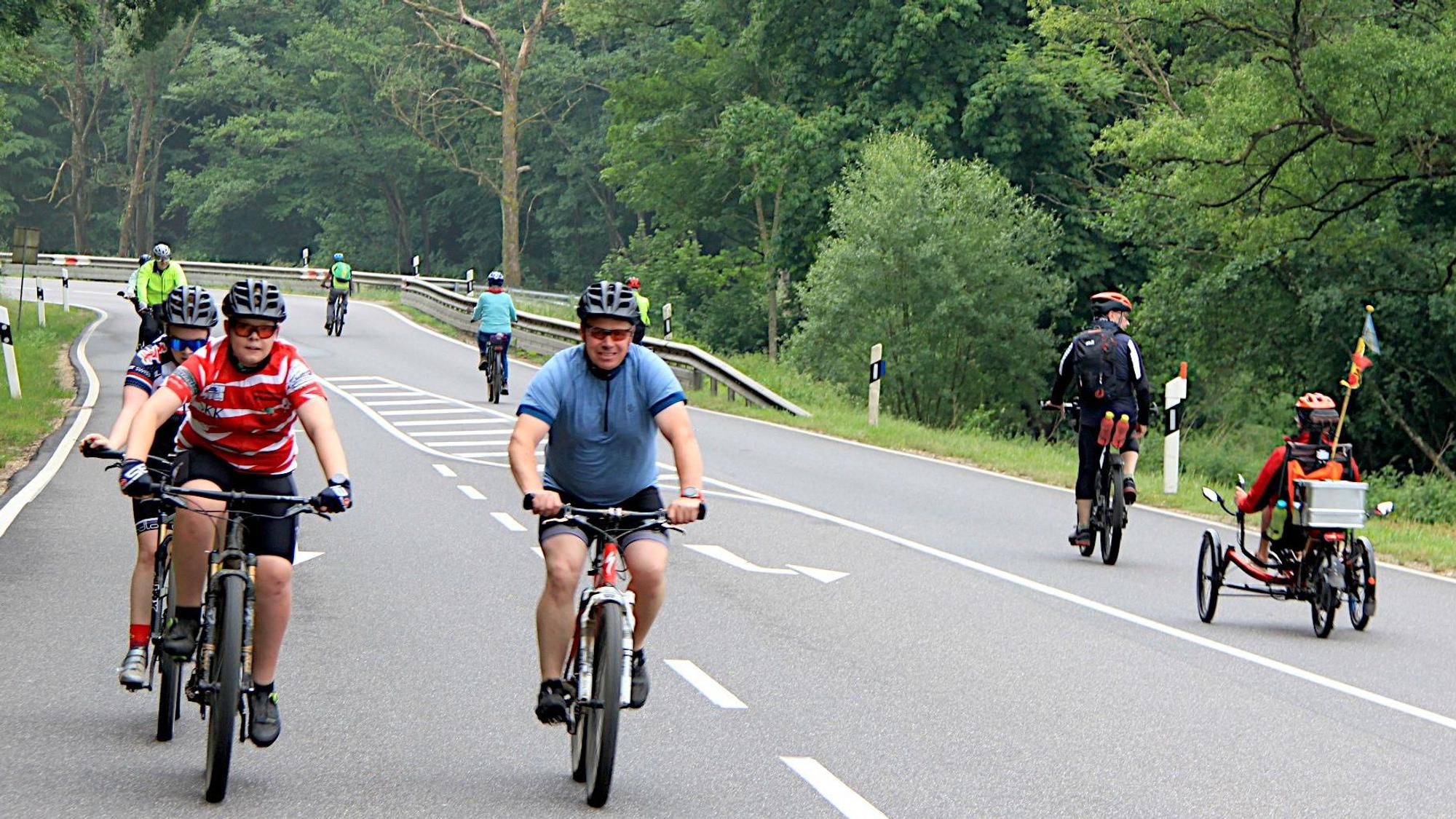 In beiden Richtungen sind Radler auf der für den motorisierten Verkehr gesperrten B258 unterwegs.