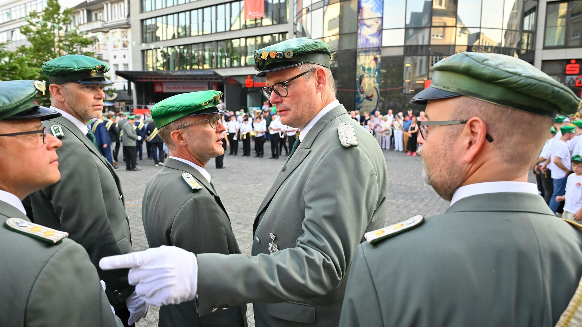 Schützenchef Markus Brand steht mit weiteren Mitgliedern des Schützenvereins zusammen.