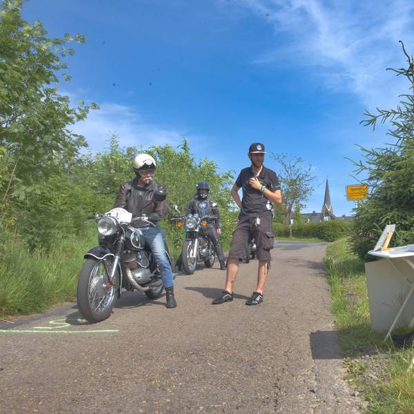 Ein Motorradfahrer an einer Prüfungsstation.