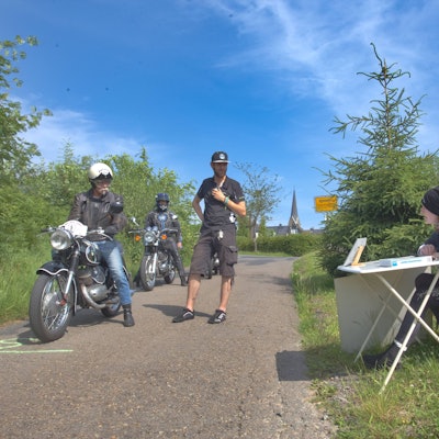 Ein Motorradfahrer an einer Prüfungsstation.
