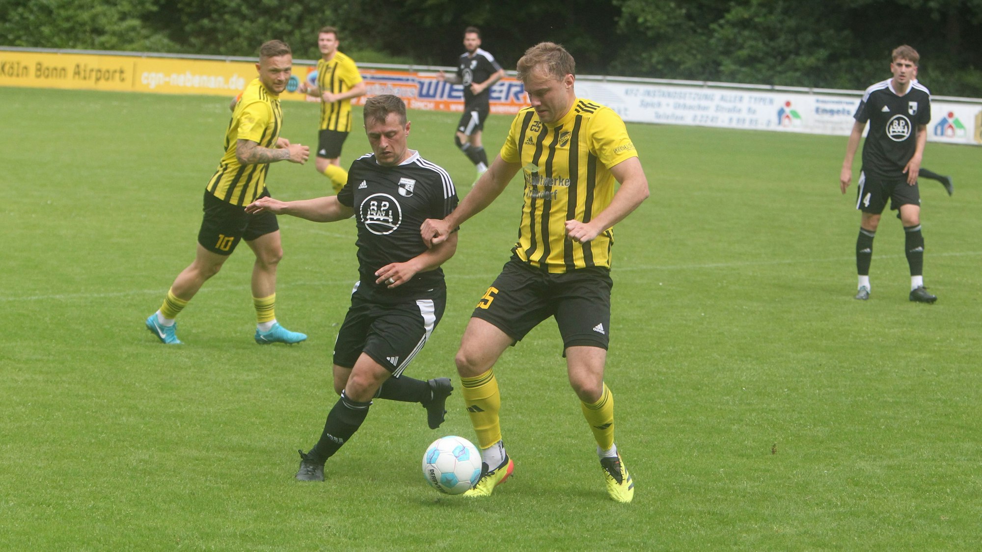 Fabian Welt (rechts) und der 1. FC Spich gehen leer aus.