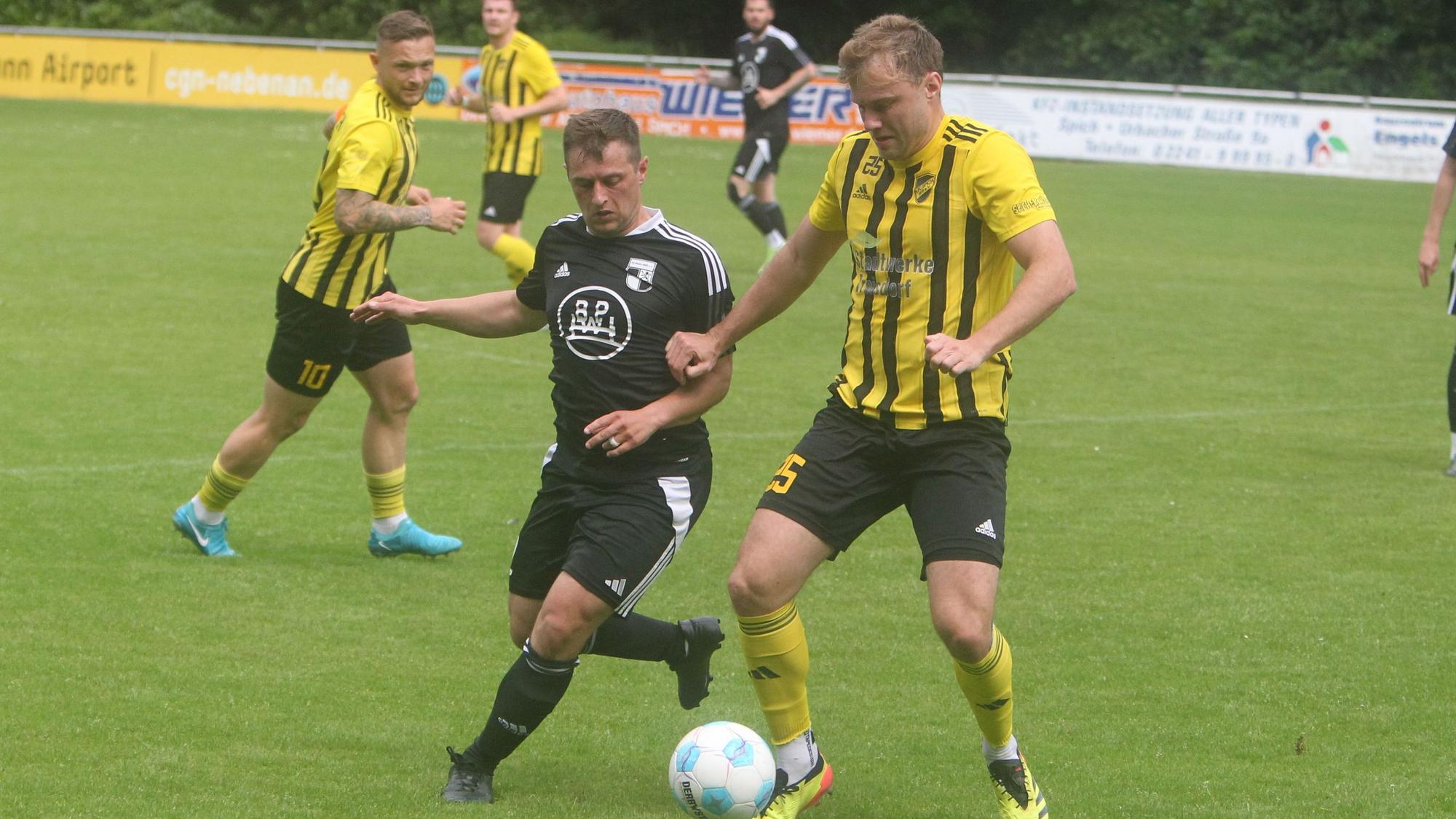 Fabian Welt (rechts) und der 1. FC Spich gehen leer aus.