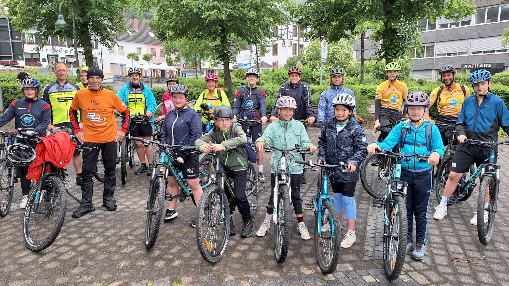 Die Teilnehmer sitzen auf ihren Rädern und schauen in die Kamera.