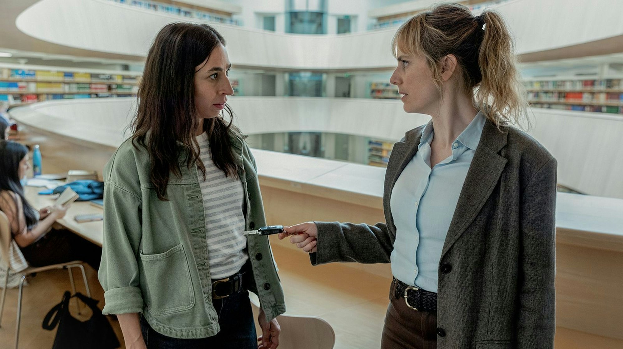 In der Jurabibliothek von Zürich hofften Tessa Ott (Carol Schuler, links) und Isabelle Grandjean (Anna Pieri Zuercher) den Täter zu stellen. (Bild: SRF/Sava Hlavacek)