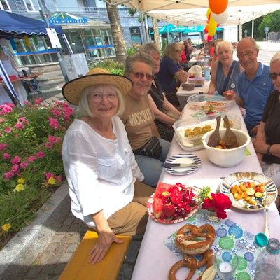Auch die Organisatoren, unter ihnen Silke Krämer und Gitta Quercia-Naumann (r.), ließen sich die mitgebrachten Speisen schmecken.