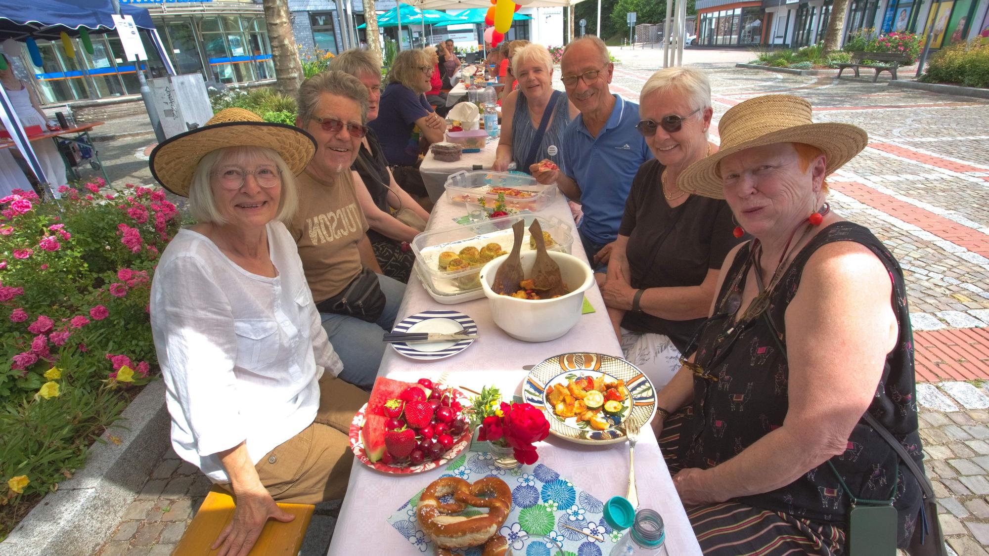 Auch die Organisatoren, unter ihnen Silke Krämer und Gitta Quercia-Naumann (r.), ließen sich die mitgebrachten Speisen schmecken.