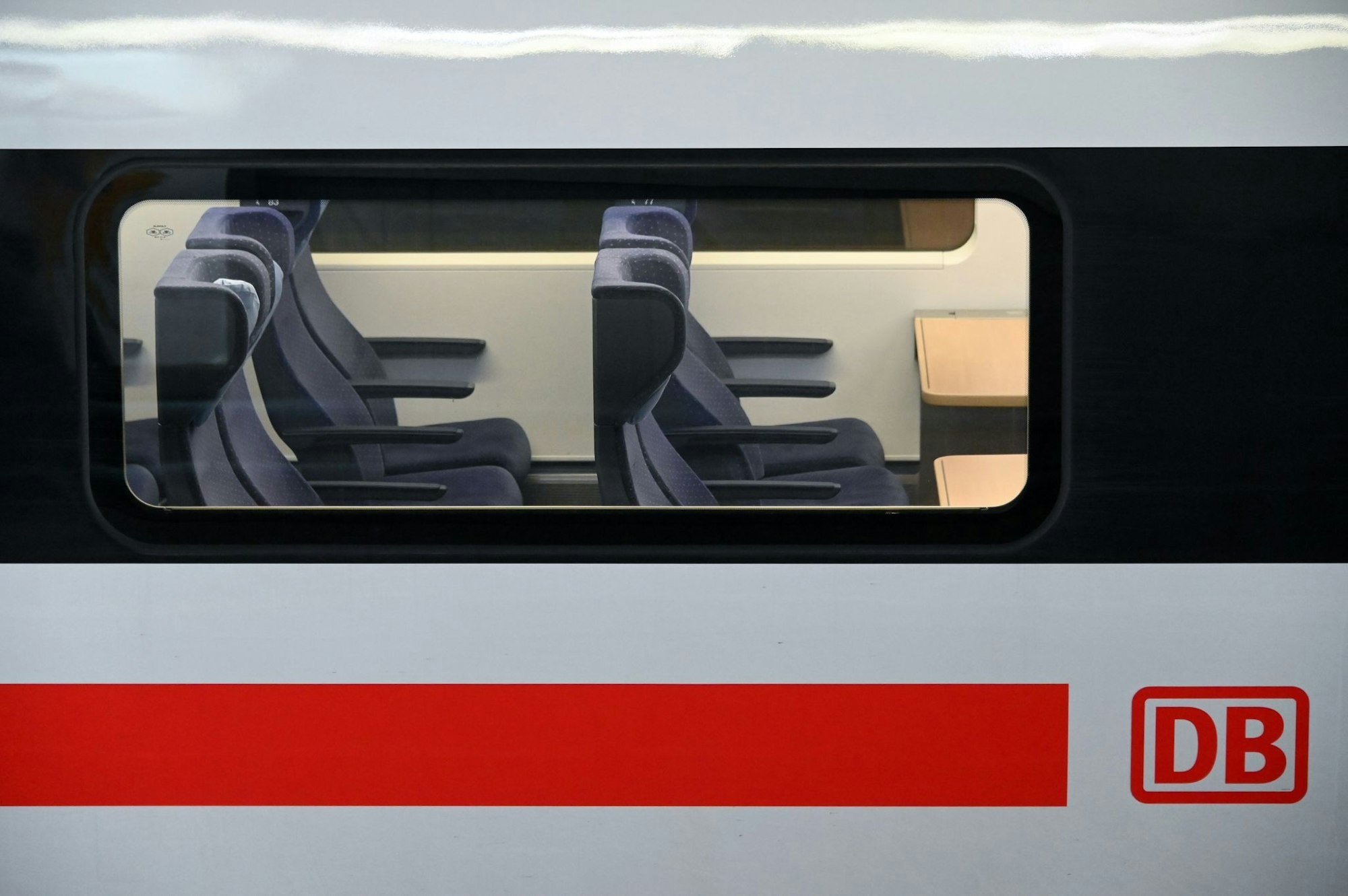 Sitzplatzreservierungen im Fernverkehr der Bahn sind zum Fahrplanwechsel am Sonntag teurer geworden. Die Familienreservierungen hat der Konzern zudem trotz aller Kritik abgeschafft. (Archivbild)