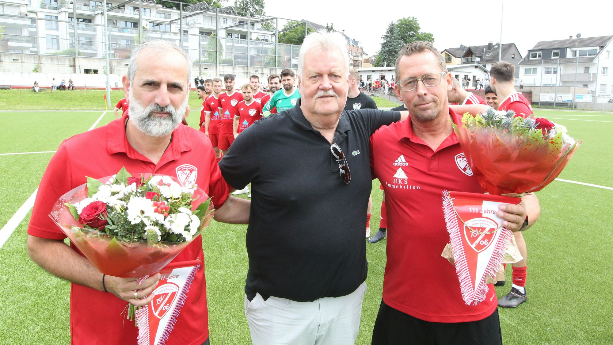 Vorstandsmitglied Helmut Küpper vom TSV Wolsdorf (Mitte) verabschiedet sein Trainergespann Kosta Pentazidis (links) und Alex Barthel.