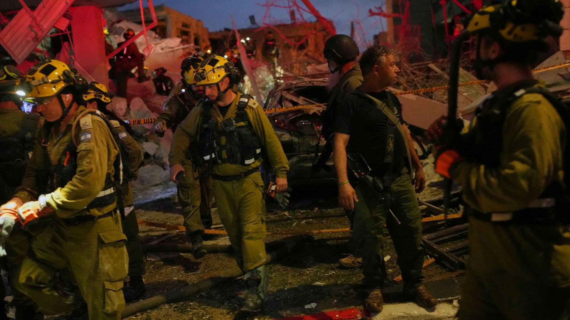 Bei den nächtlichen Angriffswellen aus dem Iran kommen in Israel mehrere Menschen ums Leben.