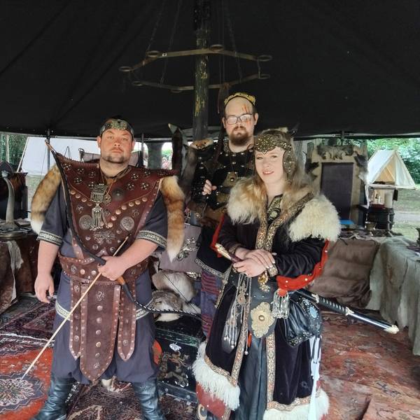 Spaß am Rollenspiel: (v.l.) König Mutun (Joel Kamps), der Leibwächter und Heeresführerin Khaye Ragnana (Tatjana Heemann) vom Verein Hunnen aus dem Siegtal, Sankt Augustin