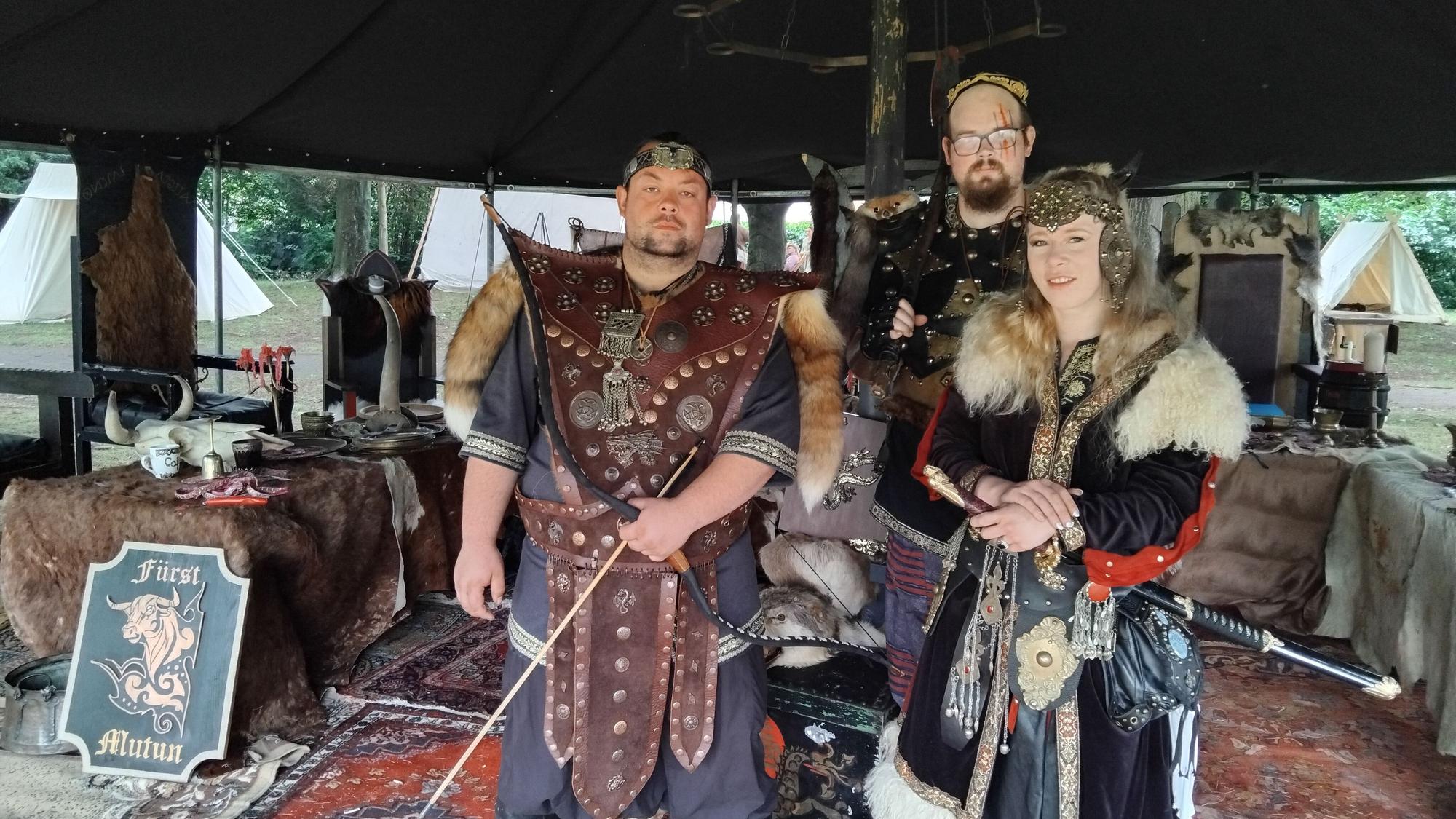 Spaß am Rollenspiel: (v.l.) König Mutun (Joel Kamps), der Leibwächter und Heeresführerin Khaye Ragnana (Tatjana Heemann) vom Verein Hunnen aus dem Siegtal, Sankt Augustin