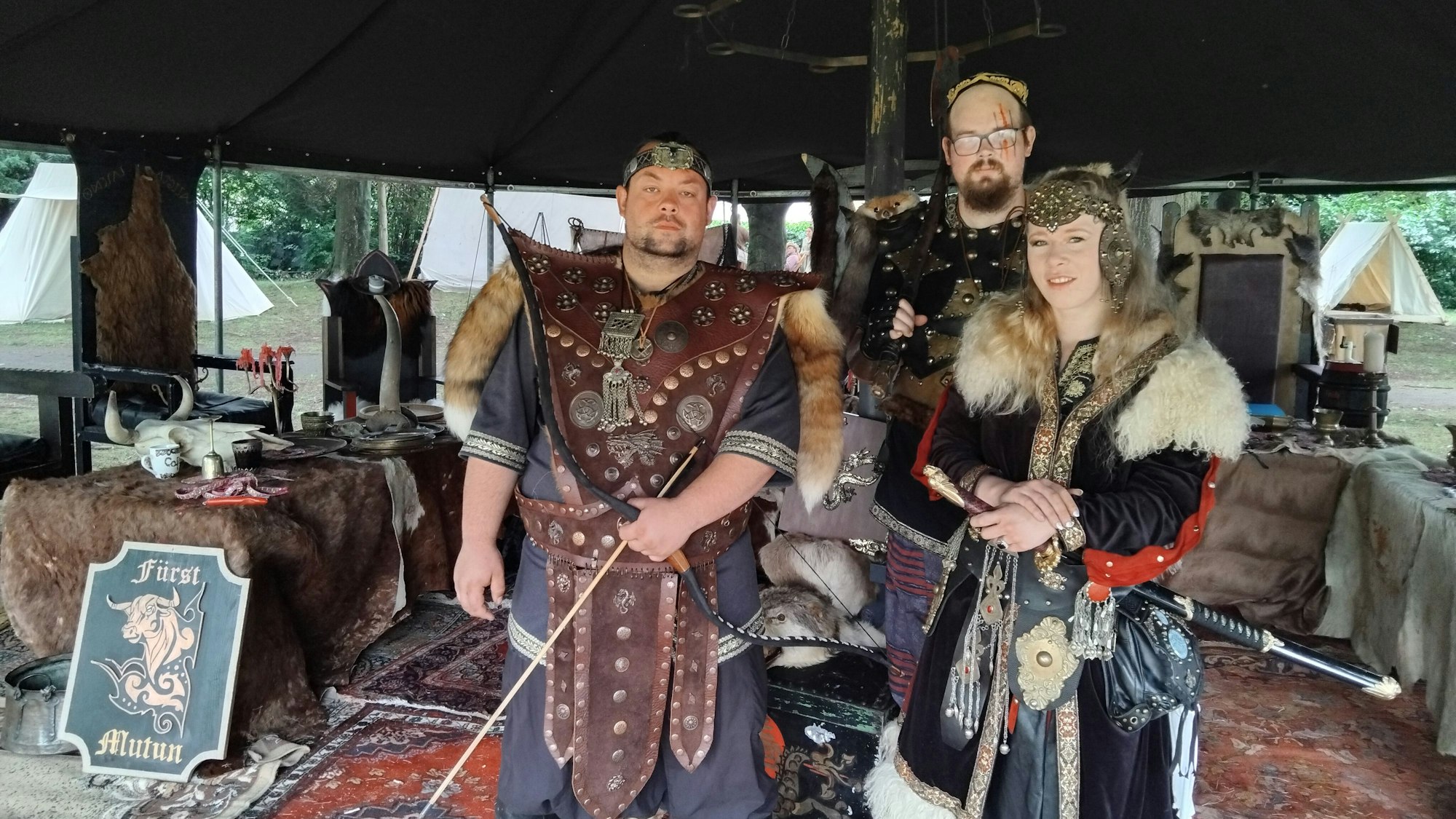 Spaß am Rollenspiel: (v.l.) König Mutun (Joel Kamps), der Leibwächter und Heeresführerin Khaye Ragnana (Tatjana Heemann) vom Verein Hunnen aus dem Siegtal, Sankt Augustin