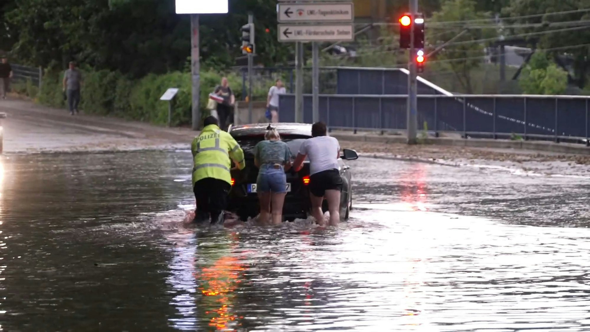 Straßen wurden überflutet - Einsatzkräfte mussten wie hier in Paderborn Menschen helfen, die mit ihren Autos stecken geblieben waren.